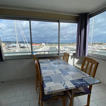 Dom wakacyjny Bright 2-bedroom A Stone's Throw From The Sea Facing The Port
