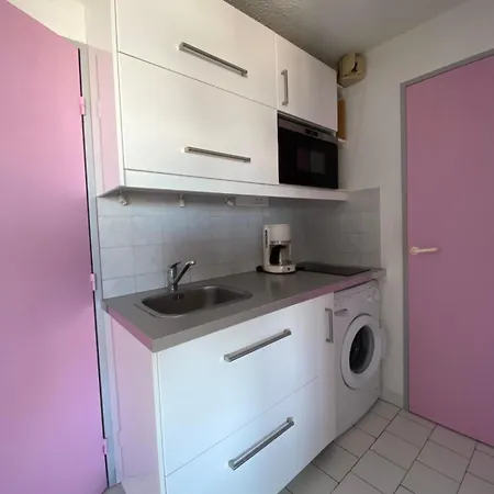 Bright 2-bedroom A Stone's Throw From The Sea Facing The Port