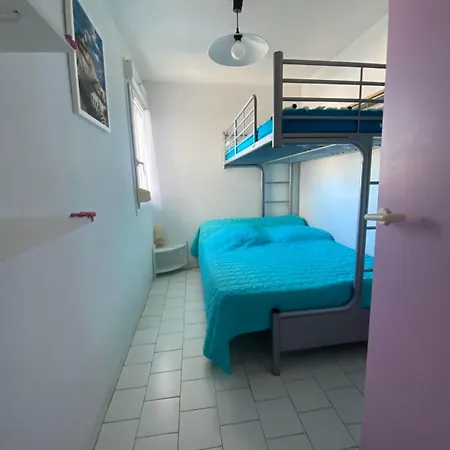 Ferienhaus Bright 2-bedroom A Stone's Throw From The Sea Facing The Port