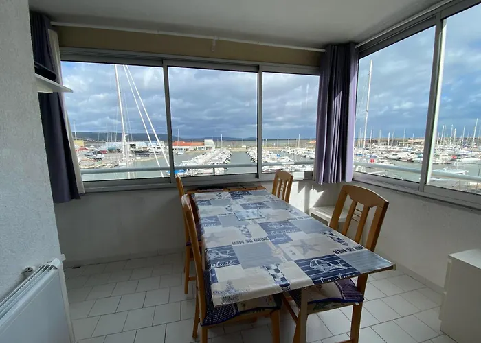 Ferienhaus Bright 2-bedroom A Stone's Throw From The Sea Facing The Port