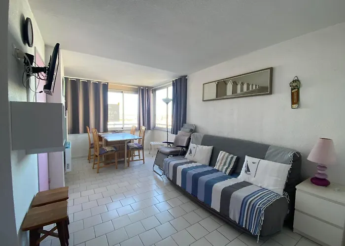 Ferienhaus Bright 2-bedroom A Stone's Throw From The Sea Facing The Port