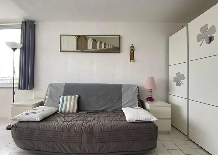 Bright 2-bedroom A Stone's Throw From The Sea Facing The Port Ferienhaus *