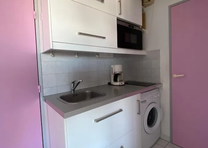 Bright 2-bedroom A Stone's Throw From The Sea Facing The Port