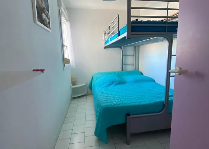 Ferienhaus Bright 2-bedroom A Stone's Throw From The Sea Facing The Port