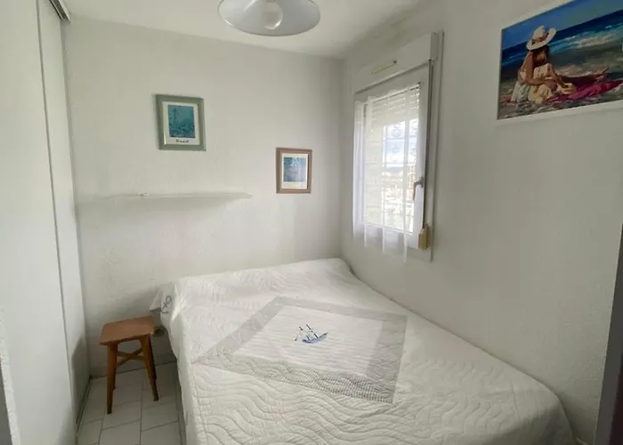 Ferienhaus Bright 2-bedroom A Stone's Throw From The Sea Facing The Port Frontignan